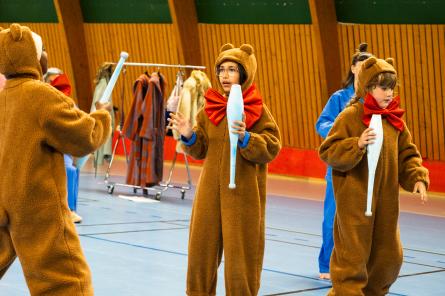 barn i björnkostymer med jongleringskäglor i händerna