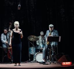 Mari Götesdotter och Benjamin Koppel Quartet på scen från Monicas vals.