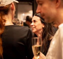 Personer som minglar med champagneglas i handen