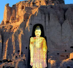 Bamiyan i Afghanistan: där en av de tidigare monumentala buddhastatyerna stått finns nu en stor projektion av statyn. 