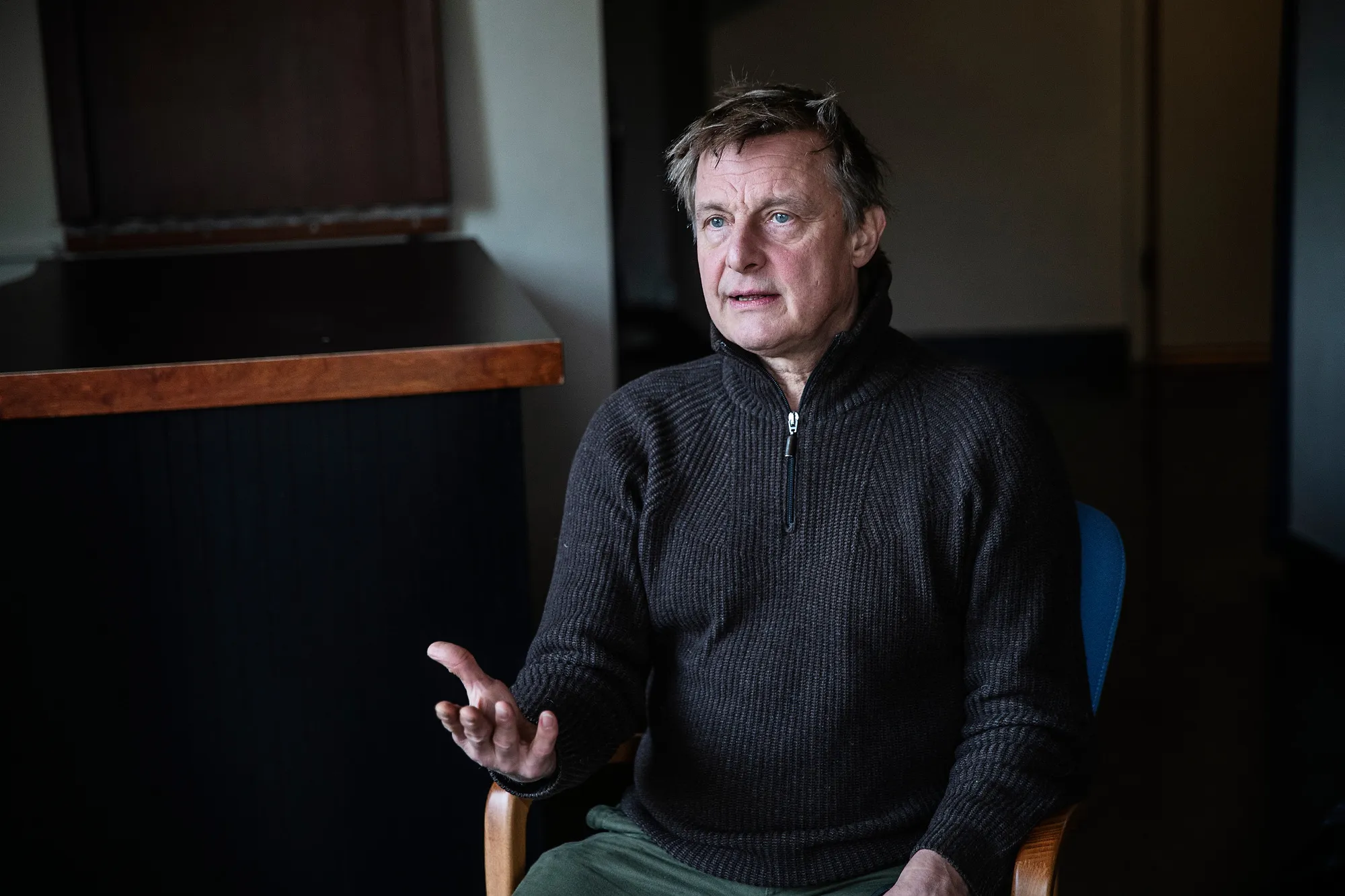 Regissören Stefan Pucher på en stol i Intimans foajé