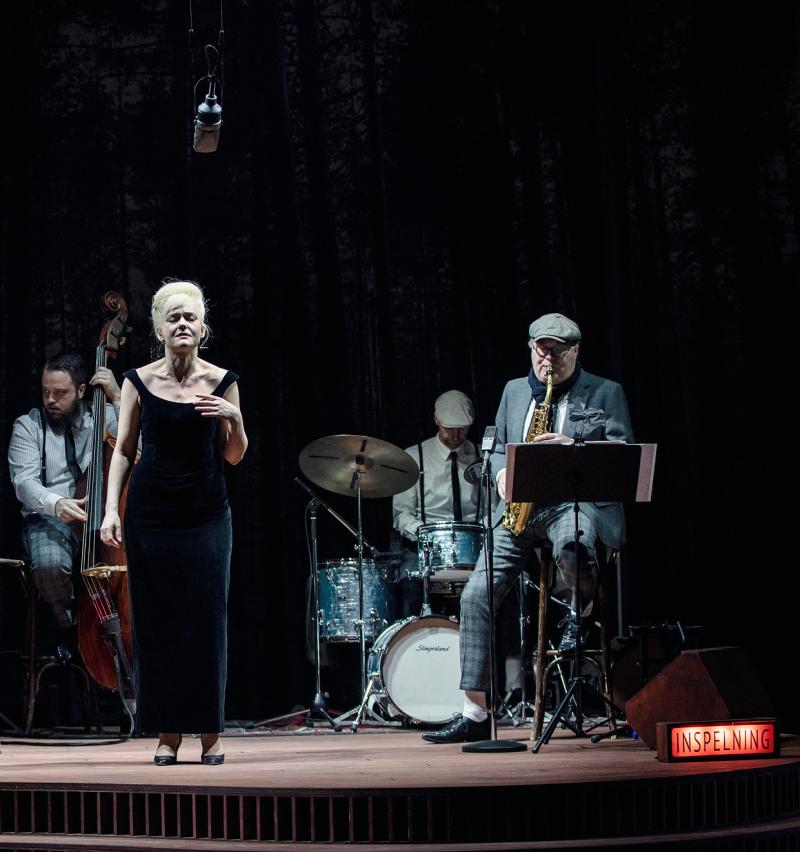 Foto: Emmalisa Pauly Mari Götesdotter och Benjamin Koppel Quartet på scen från Monicas vals.