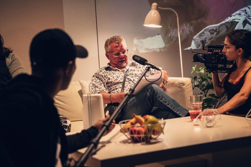Foto: Emmalisa Pauly En man sitter och läser ur ett papper samtidigt som han blir filmad av en skådespelare.