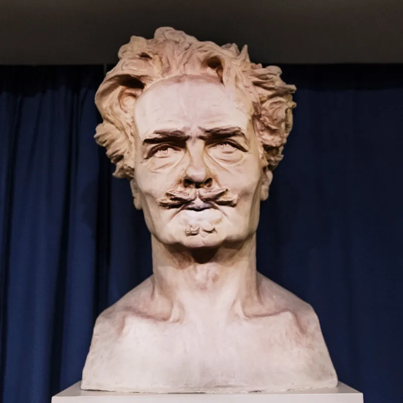 En vit byst av August Strindberg 