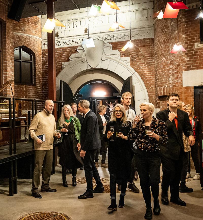 Personer på väg in på teatern
