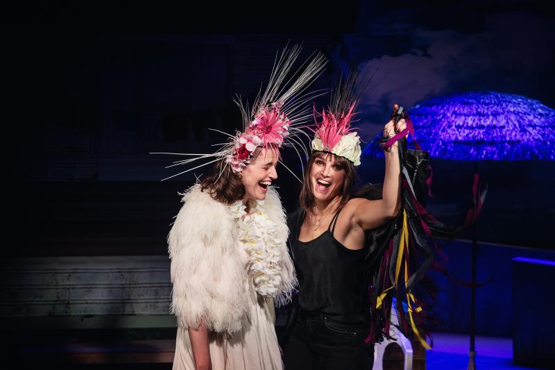 Foto Emmalisa Pauly Två skrattande kvinnor i partykostymer