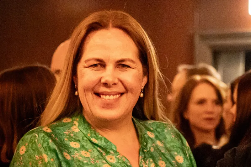 Porträtt av en leende Petra Brylander