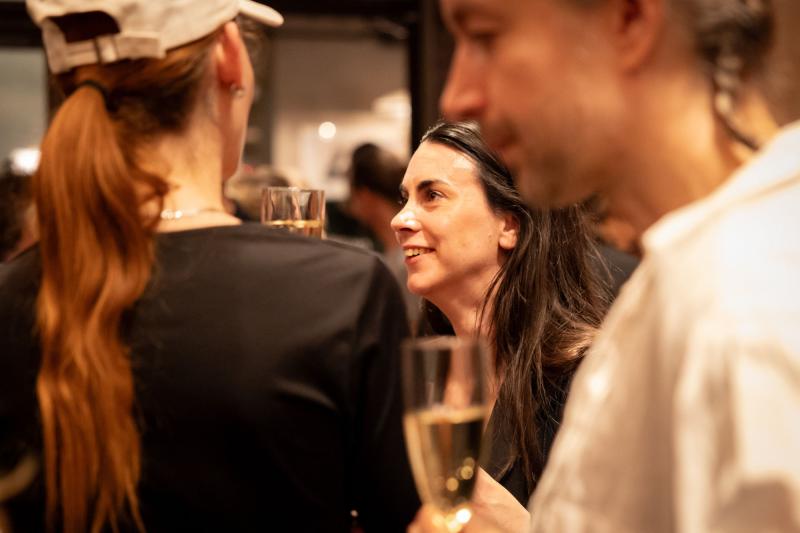 Foto: Jenny Baumgartner Personer som minglar med champagneglas i handen