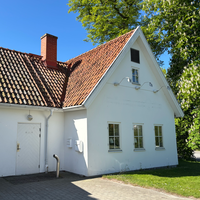 Vitt hus med tegeltak