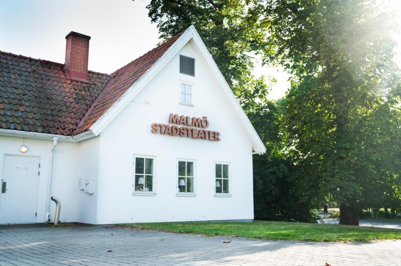 Foto på fasaden på Malmö Stadsteater Rosengård