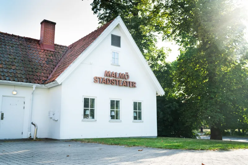 Vitt hus med tegeltak, Skylt Malmö Stadsteater på fasaden