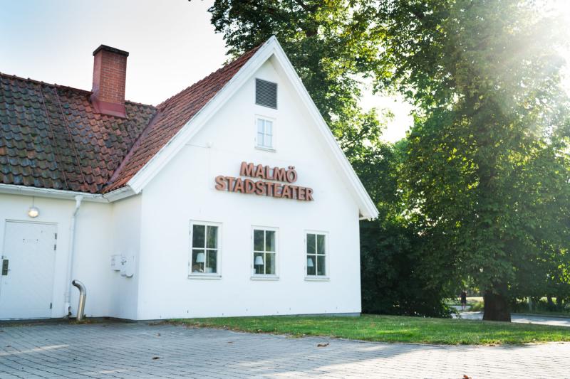 Vitt hus med tegeltak, Skylt Malmö Stadsteater på fasaden