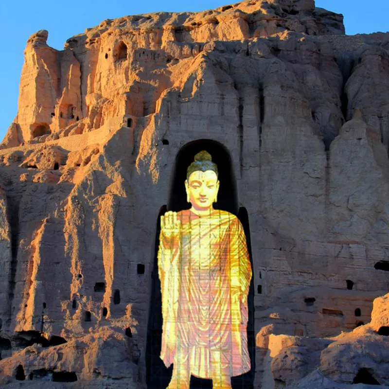 Bamiyan i Afghanistan: där en av de tidigare monumentala buddhastatyerna stått finns nu en stor projektion av statyn. 