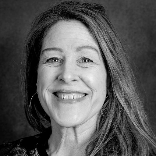 Porträttbild, svartvit bild på person med axellångt hår