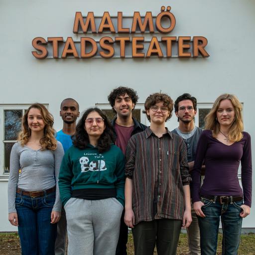 Gruppbild med sju ungdomar står framför en Malmö Stadsteaterskylt i utomhusmiljö