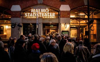 Kö utanför Malmö Stadsteater