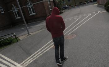 Person syns bakifrån på skolgård. Har på sig en hoodie med luva över huvudet.