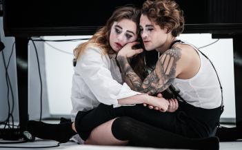Foto Emmalisa Pauly Flickan och pojken sitter på golvet och håller om varandra.
