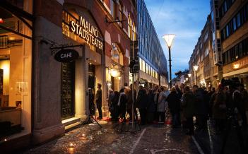 Kalendegatan med en lång kö framför Malmö Stadsteaters entré som pryds av en stor skylt där det står Malmö Stadsteater