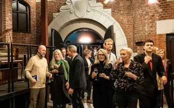 Personer på väg in på teatern