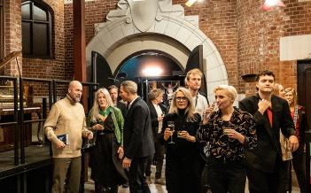 Personer på väg in på teatern