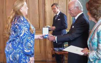 Medaljutdelning. Petra Brylander till vänster. Kungen till höger, och drottningen. 