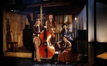 Foto Emmalisa Pauly Fyra musiker står med sina instrument: kontrabas, fiol, piano och gitarr.