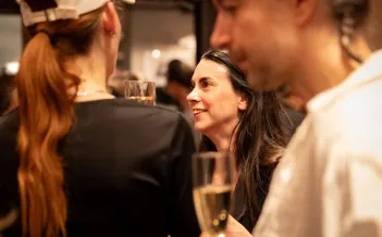 Personer som minglar med champagneglas i handen