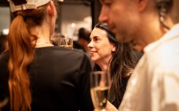 Personer som minglar med champagneglas i handen