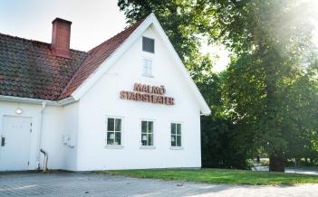Foto på fasaden på Malmö Stadsteater Rosengård