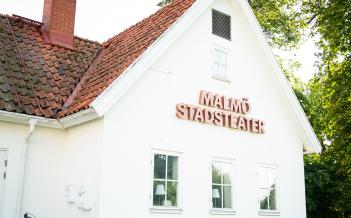 Foto på fasaden på Malmö Stadsteater Rosengård