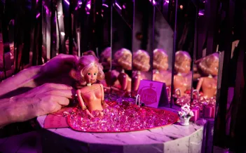 Barbiedocka i ett jacuzzi-badkar