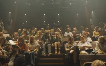 Många personer i en teatersalong