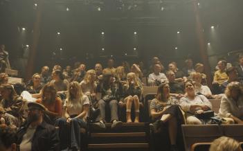 Många personer i en teatersalong