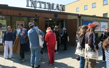 Människor samlade utanför ingången till Intiman