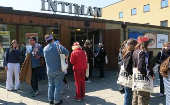 Människor samlade utanför ingången till Intiman
