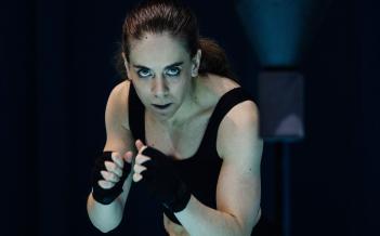 Närbild på person i boxningsposition