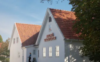 Vitt hus med tegeltak, Skylt Malmö Stadsteater på fasaden