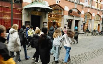 personer ute på gatan får mot Malmö Stadsteater skylt vid port