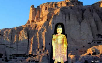 En buddhastaty projicerad på ett berg