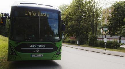 Foto: Johan Sundell Buss med texten "Linje lusta" står stilla vid hållplats